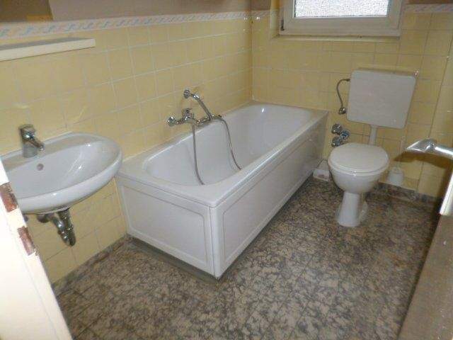 Schöne 2 Zimmer-Wohnung mit Balkon und KFZ - Stellplatz in guter, zentraler Wohnlage von Maintal - Dörnigheim. 2 zimmer