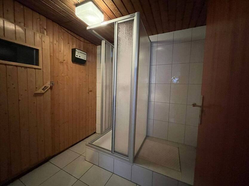 Geräumiges Reiheneckhaus - pflegeleichter Garten, Balkon, Sauna und Einbauküche