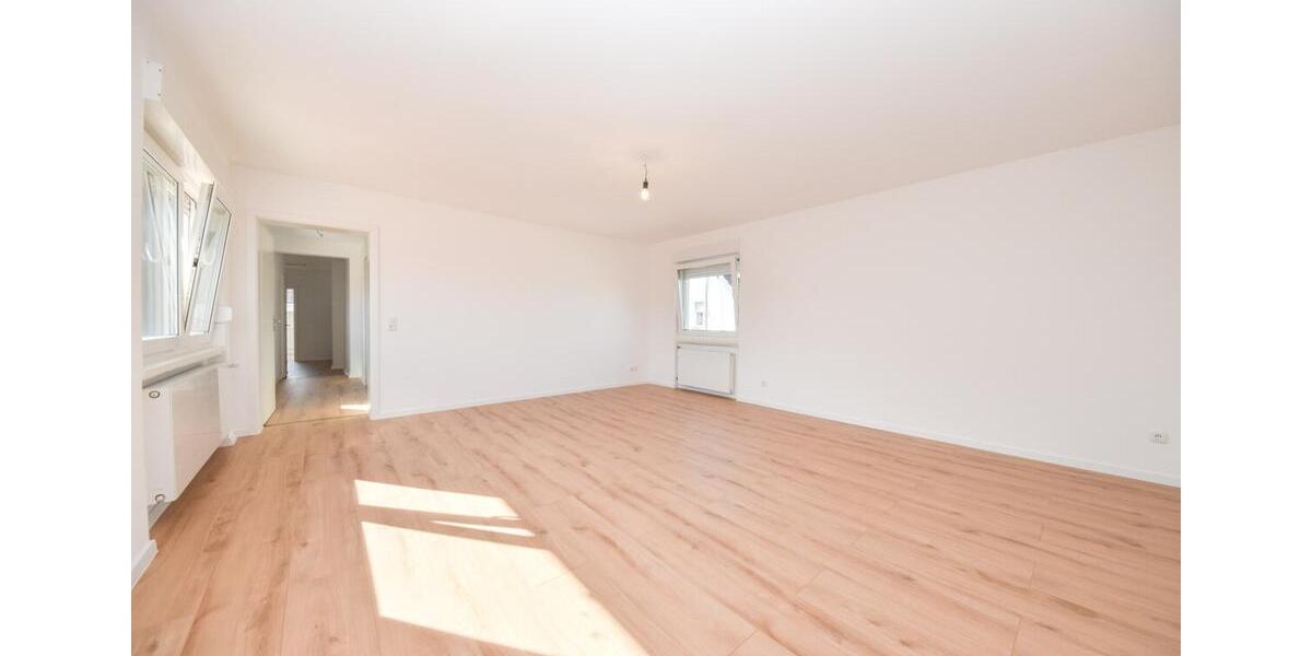 DIETZ: SANIERTE 4-Zimmer-Wohnung - 1. Obergeschoss im 2-Familienhaus! 12 Garage + 2 PKW-Außenplätze zimmer