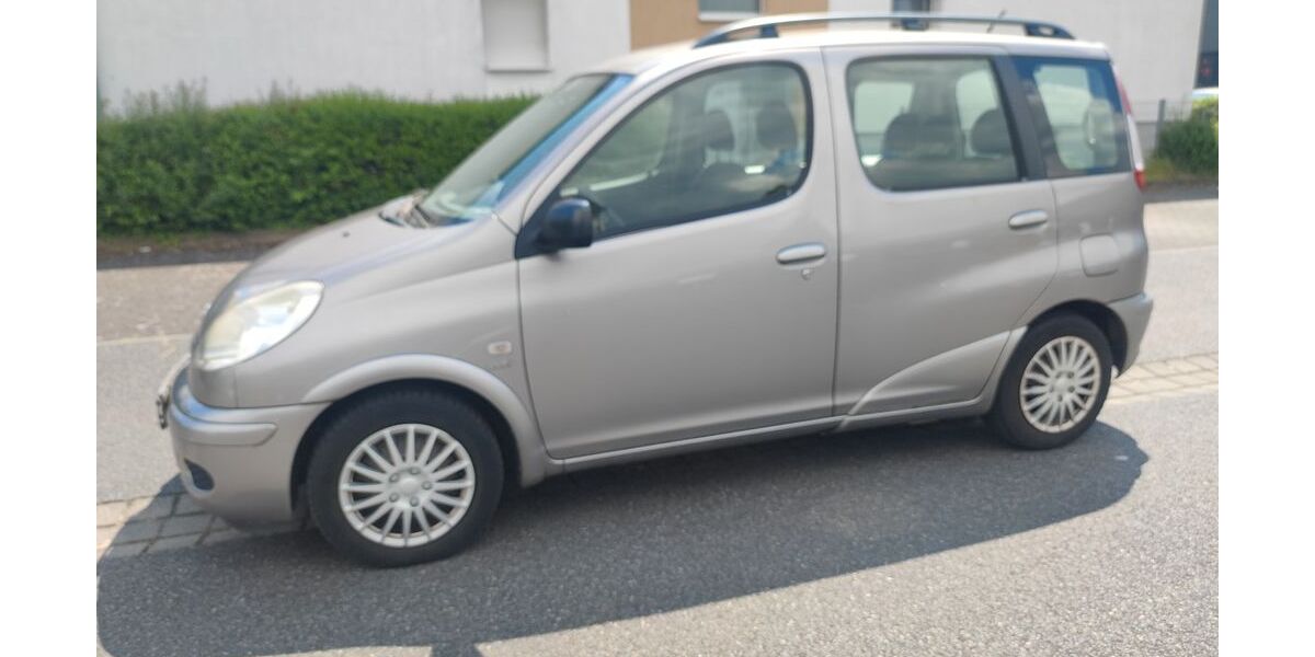 Toyota Yaris 216.000 km 2.500 &euro; Frankfurt am Main 65933