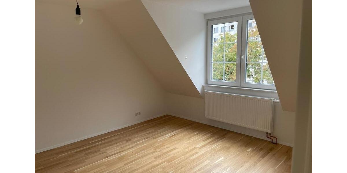 Sanierte Dachgeschosswohnung mit großer Terrasse und EBK 3 zimmer