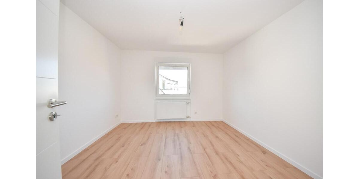 DIETZ: SANIERTE 4-Zimmer-Wohnung - 1. Obergeschoss im 2-Familienhaus! 12 Garage + 2 PKW-Außenplätze zimmer