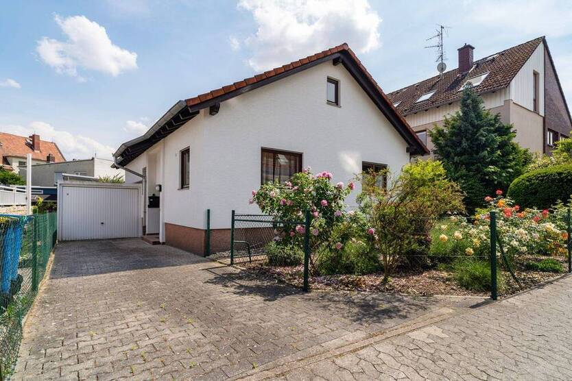 Gepflegtes Einfamilienhaus mit Garten, Garage und Ausbaupotenzial