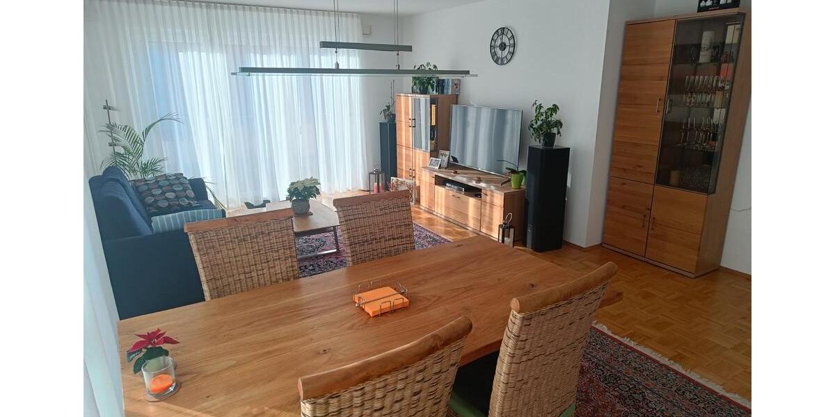 Komfortable Wohnung mit Balkon, Aufzug und Tiefgaragenstellplatz 3 zimmer