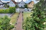 Großzügiges Zweifamilienhaus mit großen Gärten, Terrasse & Garage in ruhiger Lage
