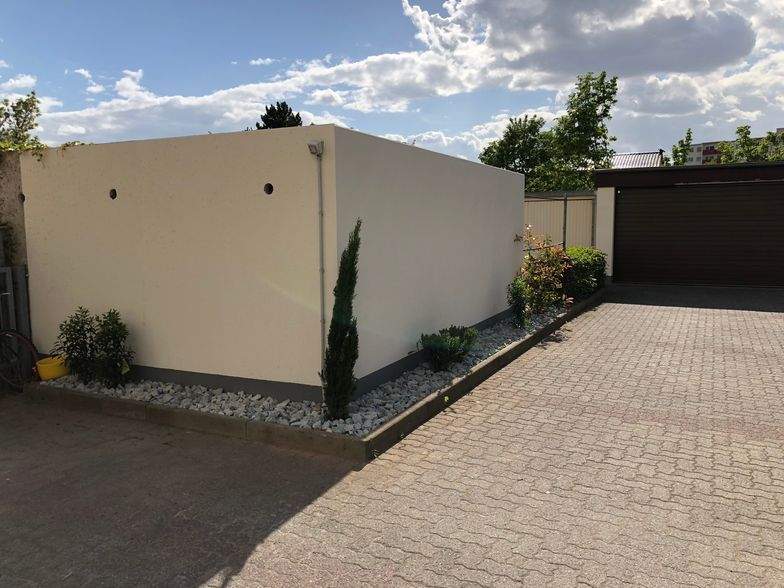 Saniertes und aufgeteiltes Mehrfamilienhaus mit 9 Wohneinheiten, 2 Doppel- und 3 Einzelgaragen und 4 PKW-Stellplätzen 2 zimmer