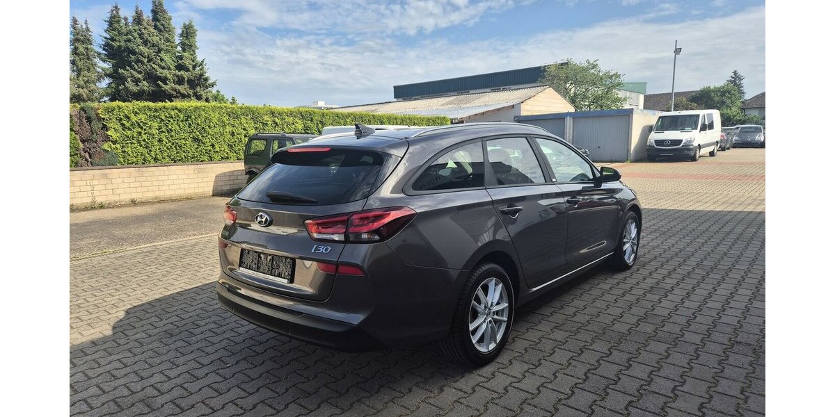 Hyundai i30 YES! Plus Navigation, Panoramadach, LED, Sport 89.202 km 12.890 &euro; Rodgau 63110