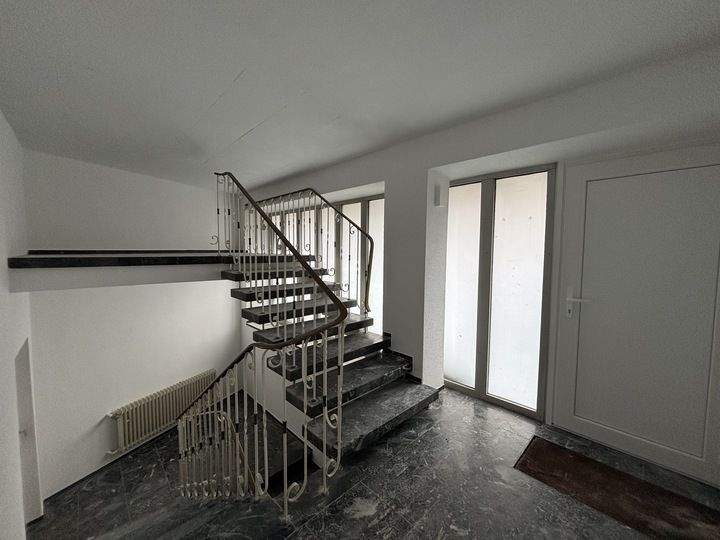 Lagerfläche im Untergeschoss - Zugang über wenige Stufen, Be- und Entladeflächen vorhanden zimmer