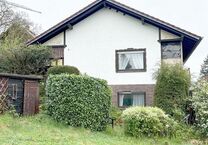 **RESERVIERT** Freistehendes Einfamilienhaus mit ca. 100 m² Wohnfläche auf einer Ebene zuzüglich wohnraummäßig ausgebautes Untergeschoss