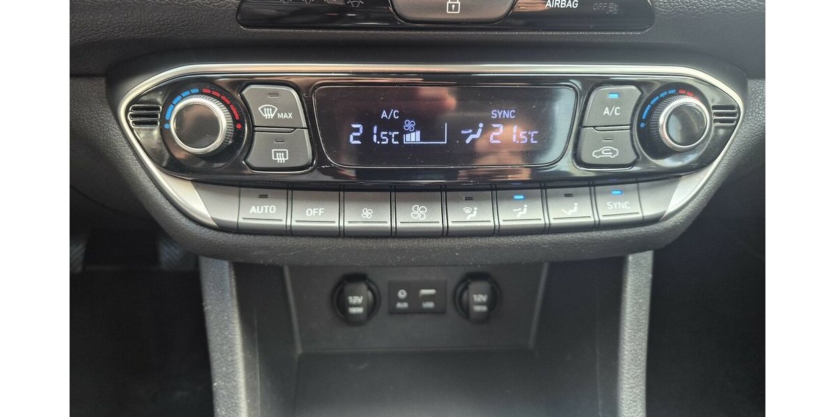 Hyundai i30 YES! Plus Navigation, Panoramadach, LED, Sport 89.202 km 12.890 &euro; Rodgau 63110