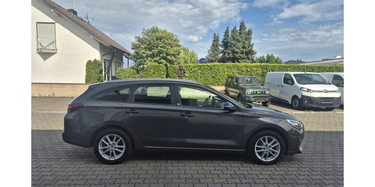 Hyundai i30 YES! Plus Navigation, Panoramadach, LED, Sport 89.202 km 12.890 &euro; Rodgau 63110