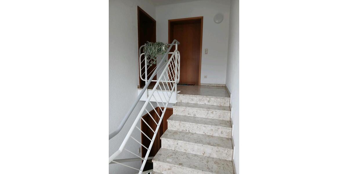 3 Zimmer DG- Wohnung mit Balkon, Garage & Klimaanlage. 3 zimmer