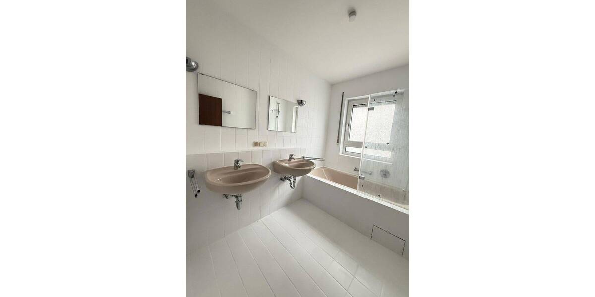 Helle 4-Zimmer-Eigentumswohnung mit Balkon, Einbauküche & Stellplatz in Frankfurt-Bergen-Enkheim 4 zimmer