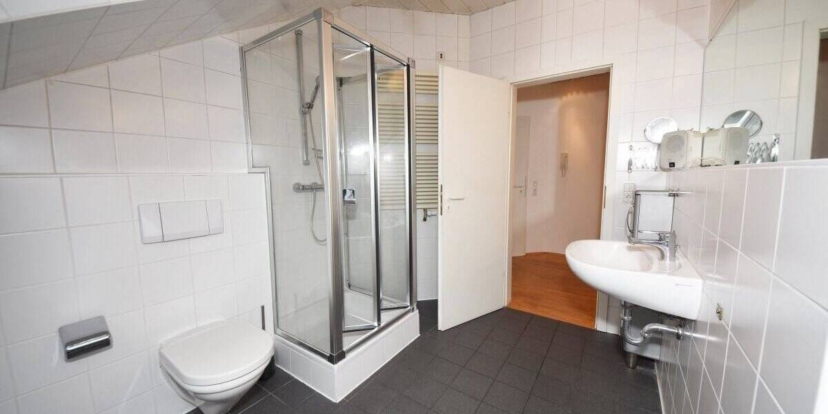 DIETZ: Feine 2-Zimmer-Dachgeschosswohnung mit großem SÜD-WEST Balkon und Einbauküche! 2 zimmer