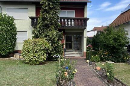 Großzügiges Zweifamilienhaus mit großen Gärten, Terrasse & Garage in ruhiger Lage