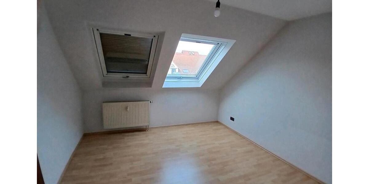 3 Zimmer DG- Wohnung mit Balkon, Garage & Klimaanlage. 3 zimmer