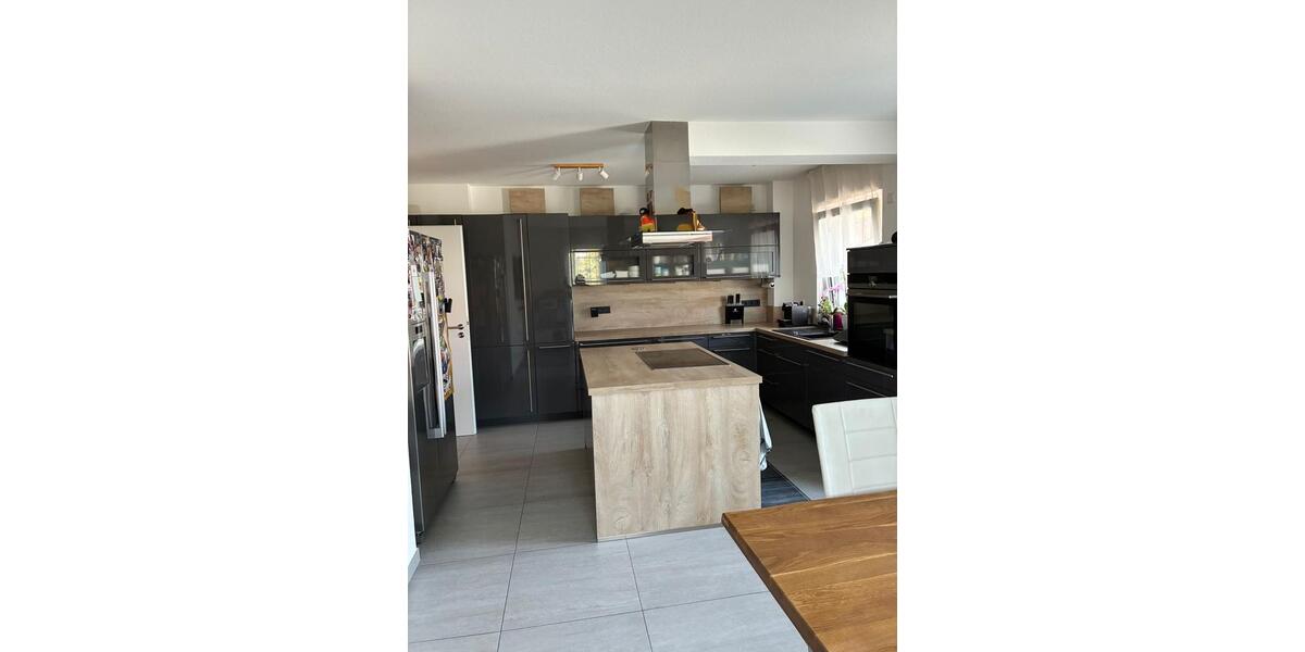 Provisionsfreie Exkl.Wohnung mit edler Ausstattung im 3Familienha 4 zimmer