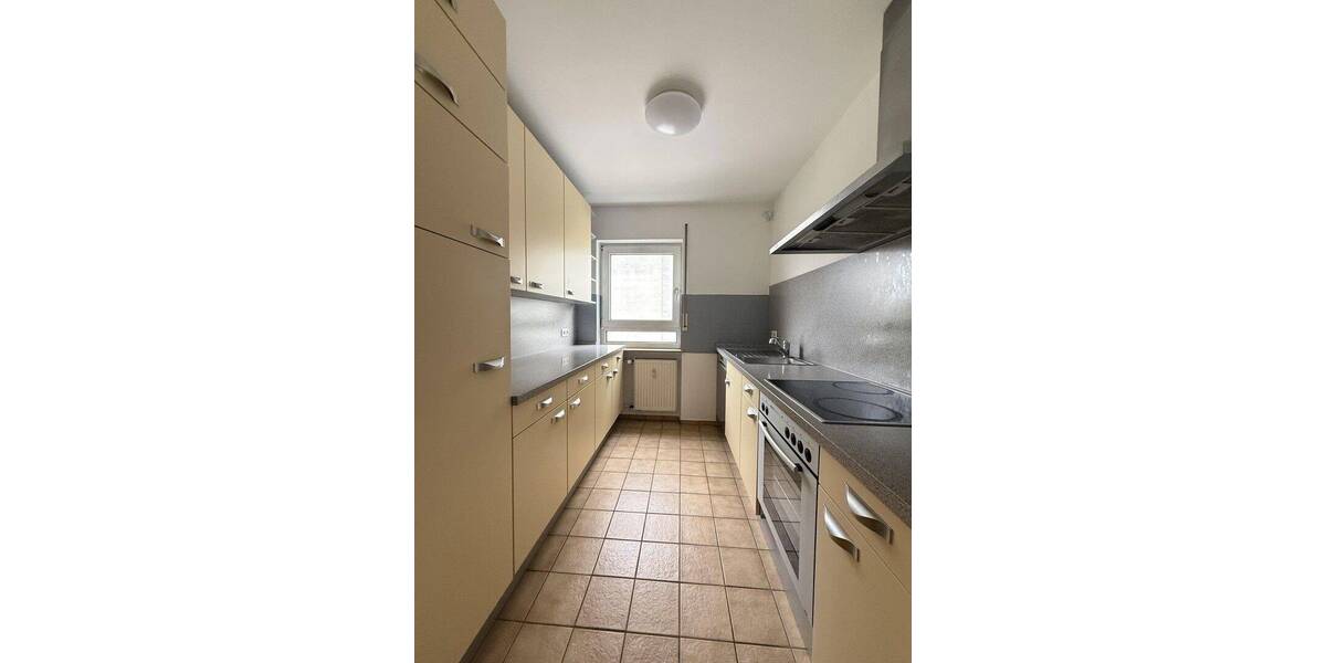 Helle 4-Zimmer-Eigentumswohnung mit Balkon, Einbauküche & Stellplatz in Frankfurt-Bergen-Enkheim 4 zimmer