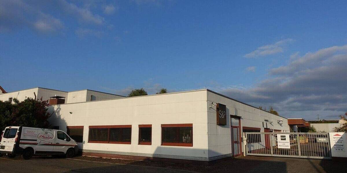 Grundstück (3.383 m²) mit Produktionshalle (900 m²) und Bürogebäude (590 m²) zimmer