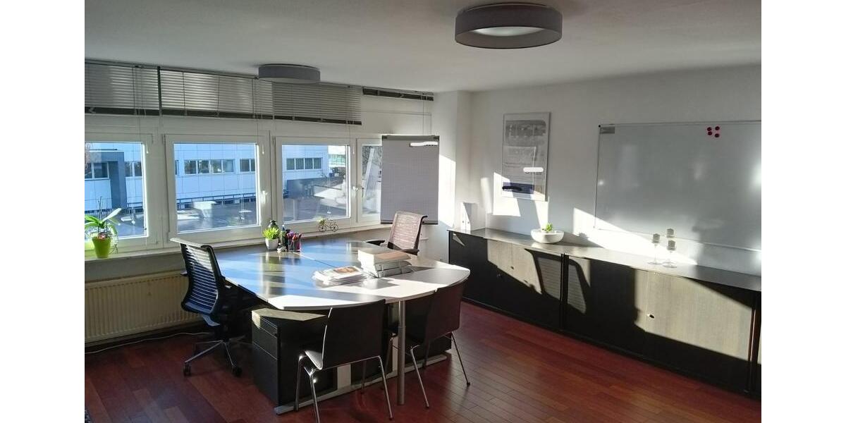 Shared Office Coworking in kleiner ruhiger Bürogemeinschaft zimmer