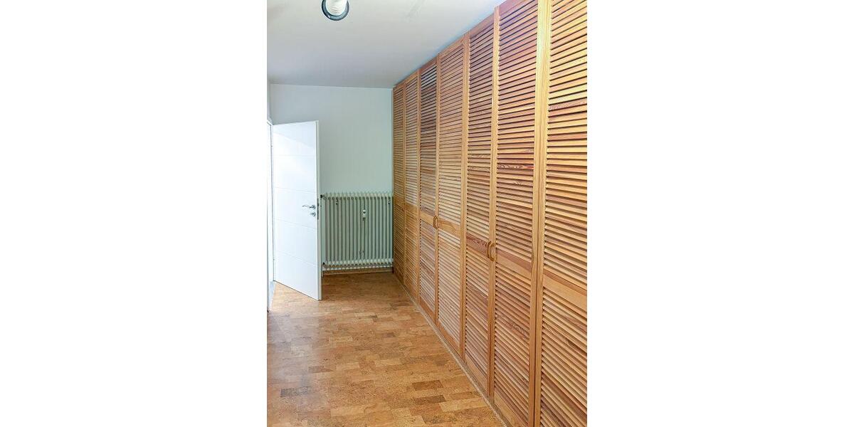 Dachgeschoßwohnung Friedrichsdorf - 5 Zimmer, 180 m&sup2;, 2.430&euro; | Angebot:24395407