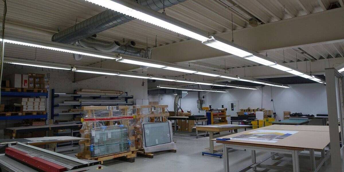 Grundstück (3.383 m²) mit Produktionshalle (900 m²) und Bürogebäude (590 m²) zimmer