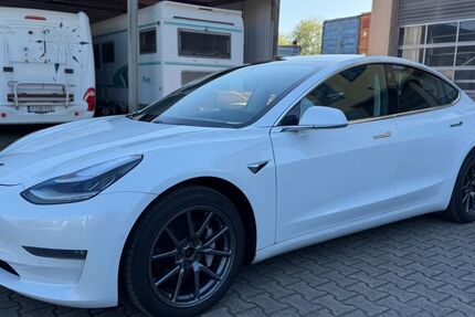 Tesla Model 3 375.000 km 14.990 &euro; Frankfurt am Main 65933
