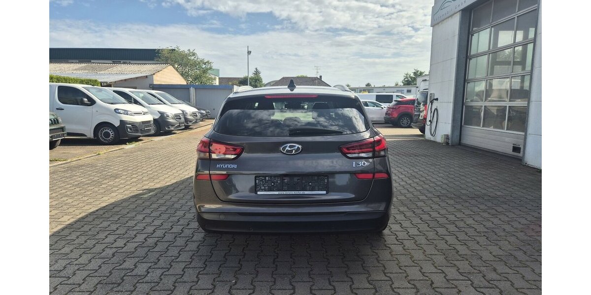 Hyundai i30 YES! Plus Navigation, Panoramadach, LED, Sport 89.202 km 12.890 &euro; Rodgau 63110