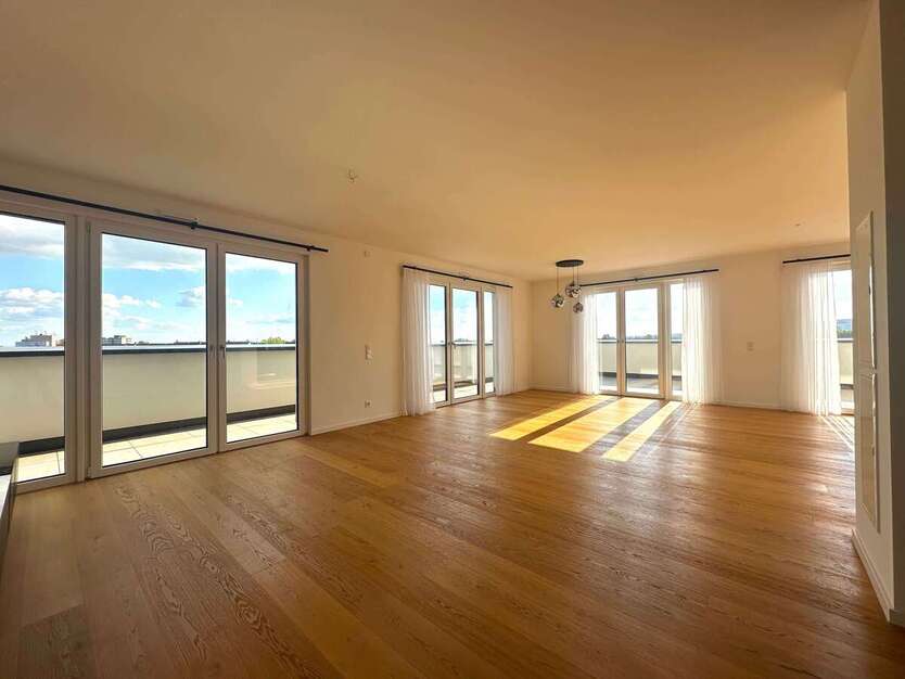 Wohnung zum Mieten in Hofheim am Taunus 2.985 € 200 m² 3.5 zimmer