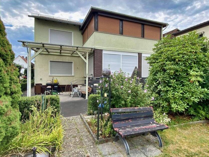 Großzügiges Zweifamilienhaus mit großen Gärten, Terrasse & Garage in ruhiger Lage