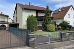 Großzügiges Zweifamilienhaus mit großen Gärten, Terrasse & Garage in ruhiger Lage