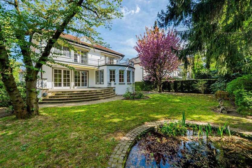 Haus zum Kaufen in Frankfurt am Main 3.690.000 € 341.8 m²