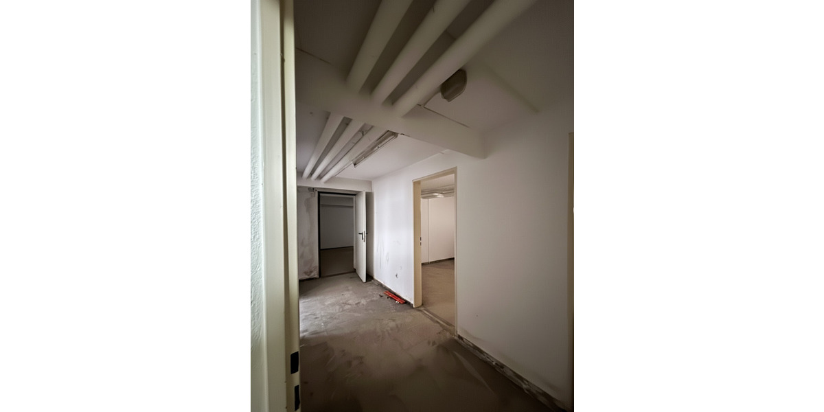 Lagerfläche im Untergeschoss - Zugang über wenige Stufen, Be- und Entladeflächen vorhanden zimmer