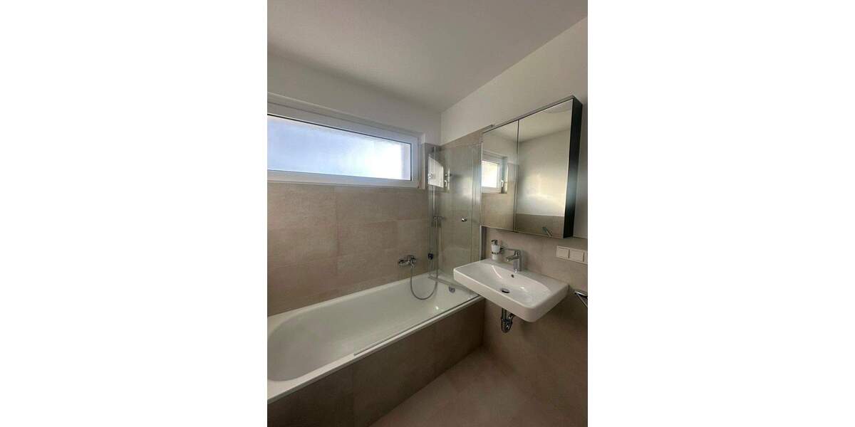 BüroPraxisfläche ca. 100 qm in Bad Soden kernsaniert, Bahnhofnähe, bis zu 4 KFZ Stellpl. zimmer