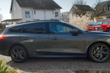 Ford Focus 61.000 km 21.800 &euro; Hanau 63456