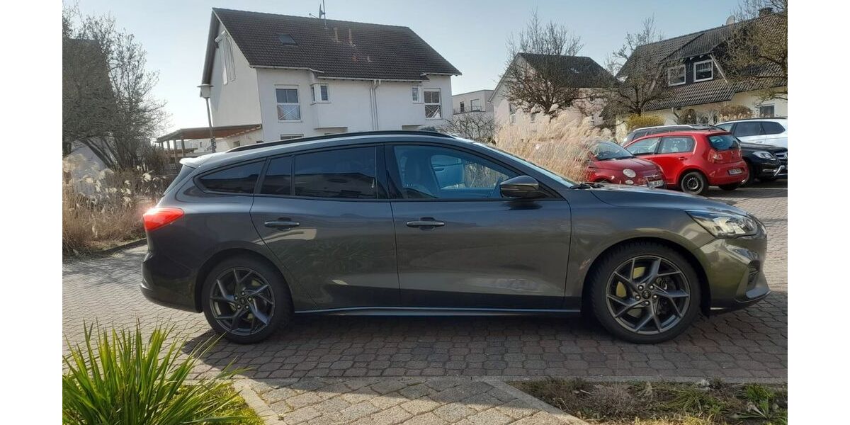 Ford Focus 61.000 km 21.800 &euro; Hanau 63456