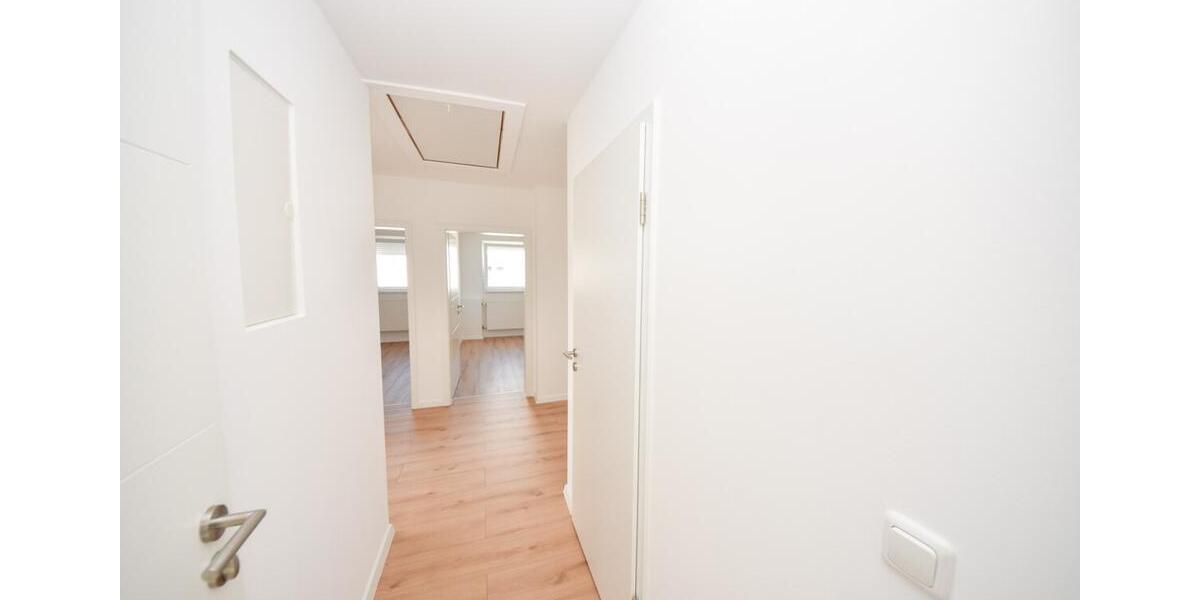 DIETZ: SANIERTE 4-Zimmer-Wohnung - 1. Obergeschoss im 2-Familienhaus! 12 Garage + 2 PKW-Außenplätze zimmer