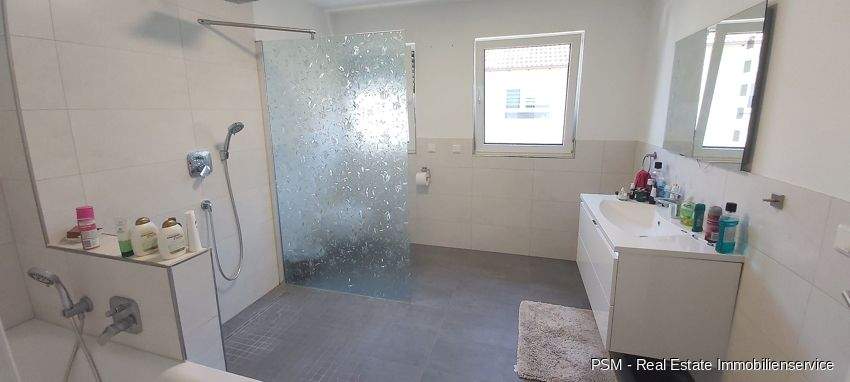 *Gehobenes und modernes Niedrigenergie Reiheneckhaus mit Terrasse und Garten in bevorzugter Lage* 6 zimmer