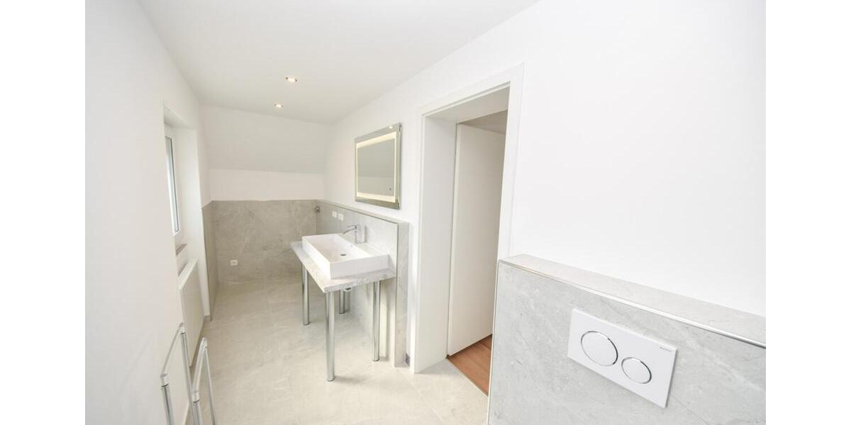 DIETZ: SANIERTE 4-Zimmer-Wohnung - 1. Obergeschoss im 2-Familienhaus! 12 Garage + 2 PKW-Außenplätze zimmer