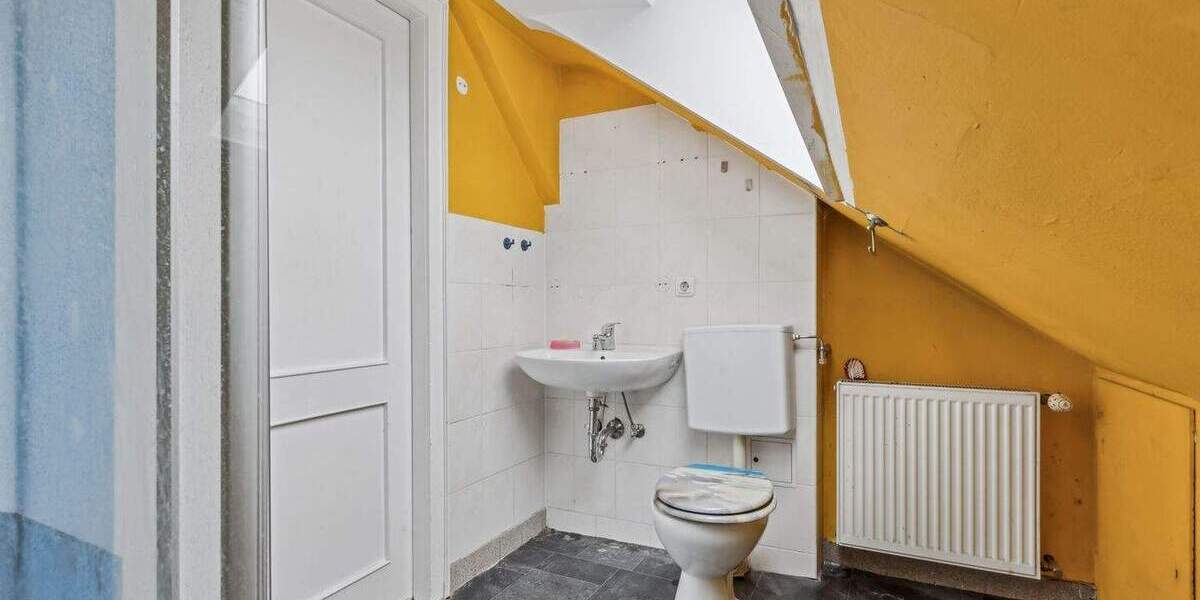 Dachgeschoss mit Potenzial - Sanierungsobjekt für kreative Köpfe! Dach, Heizung und Fenster neu! 3 zimmer