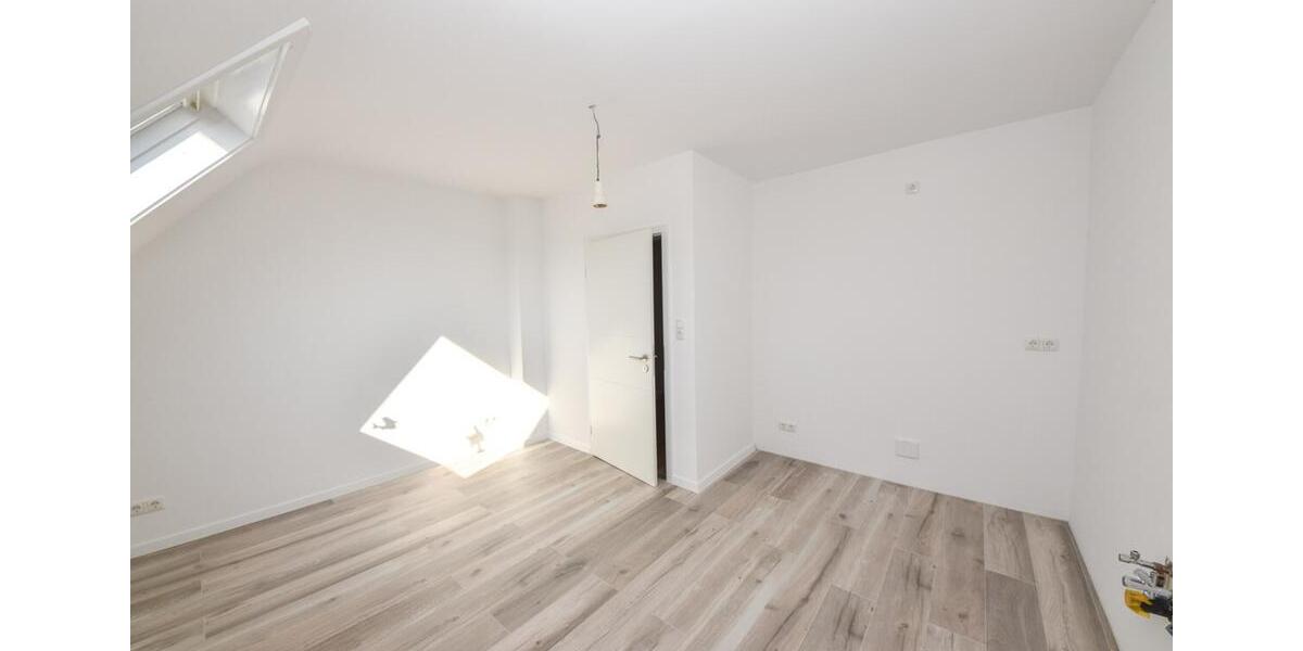 DIETZ: SANIERTE 4-Zimmer-Wohnung - 1. Obergeschoss im 2-Familienhaus! 12 Garage + 2 PKW-Außenplätze zimmer