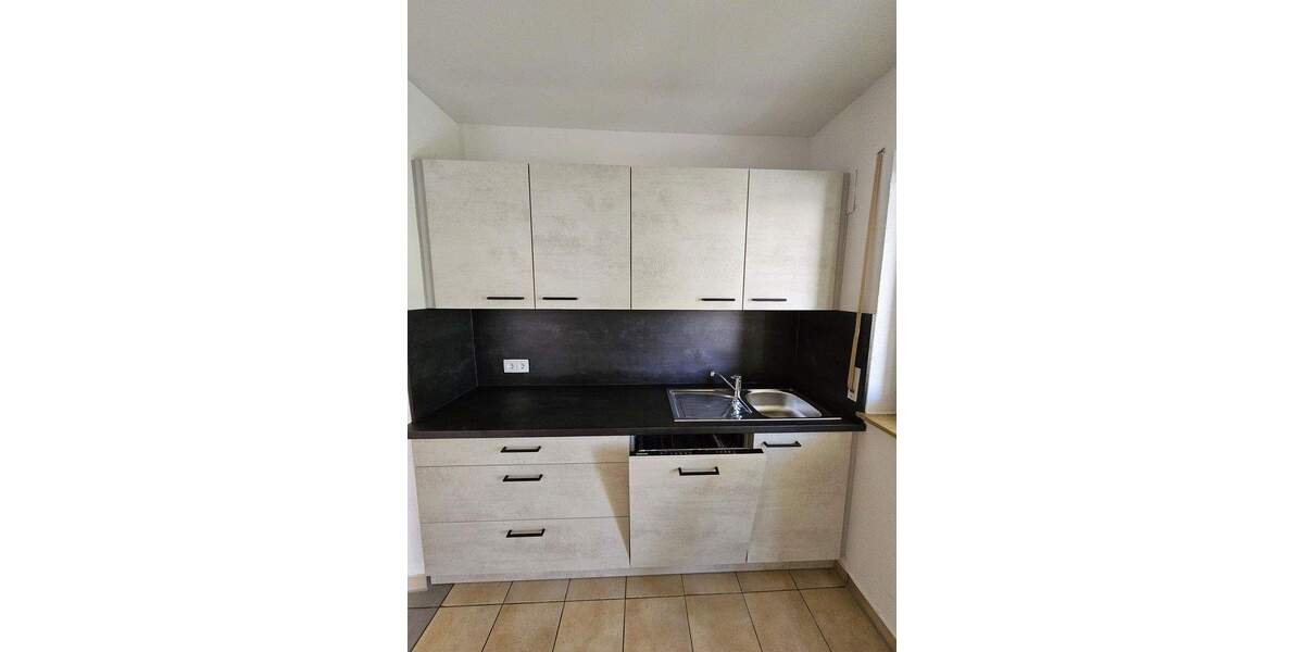 Balkon, EBK & Parkplatz zentral 3 zimmer