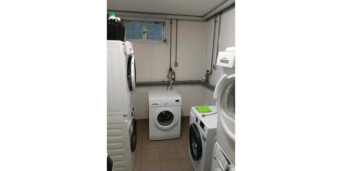 3 Zimmer DG- Wohnung mit Balkon, Garage & Klimaanlage. 3 zimmer