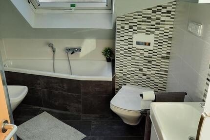 Möblierte 3 Zimmer-Wohnung, Internet, Stromkosten, PKW-Stellplatz inkl., in Hattersheim-Okriftel