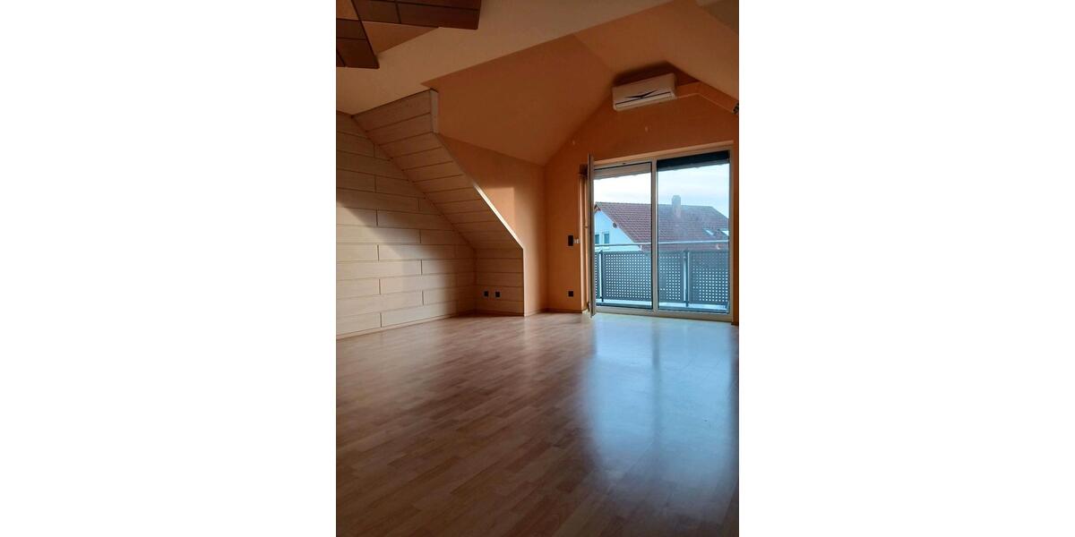 3 Zimmer DG- Wohnung mit Balkon, Garage & Klimaanlage. 3 zimmer