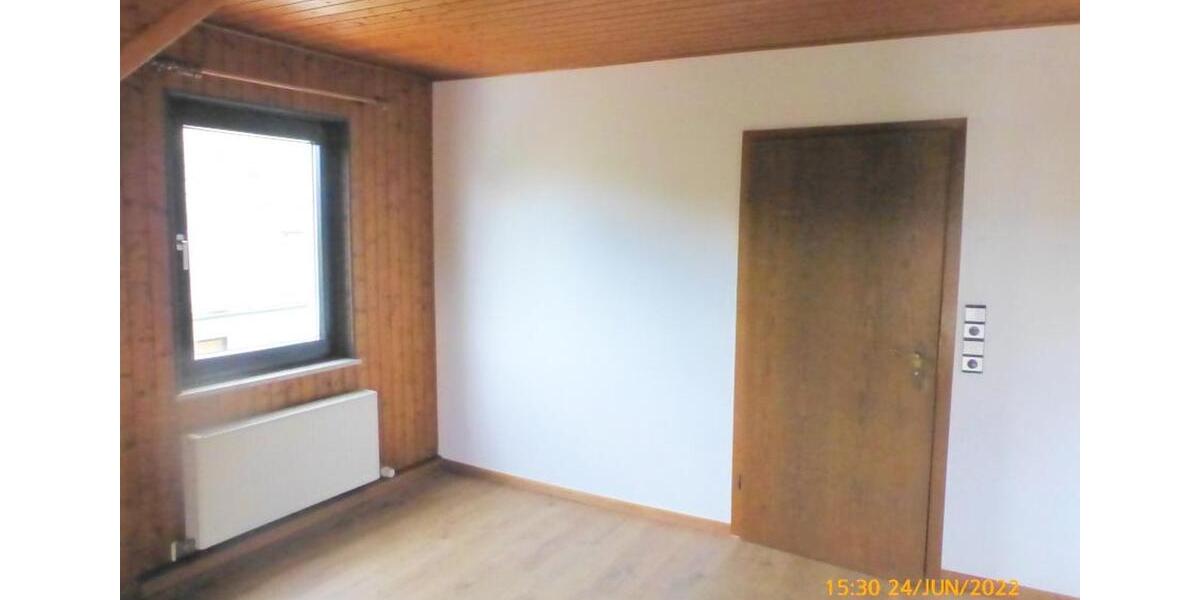 Dachgeschoßwohnung Niedernhausen - 3 Zimmer, 90 m&sup2;, 870&euro; | Angebot:26181056