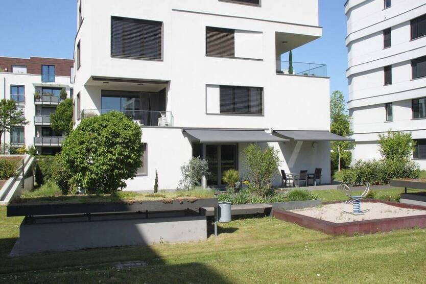 Traumhafte Erdgeschoss Terrassen Wohnung mit seitlichem Rheinblick