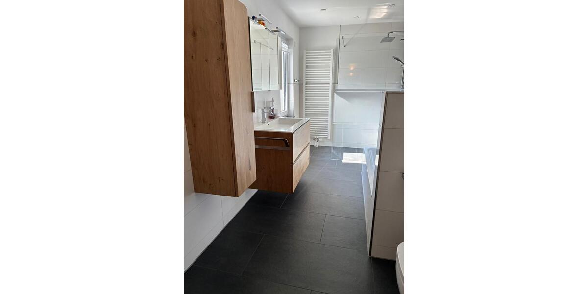 Provisionsfreie Exkl.Wohnung mit edler Ausstattung im 3Familienha 4 zimmer