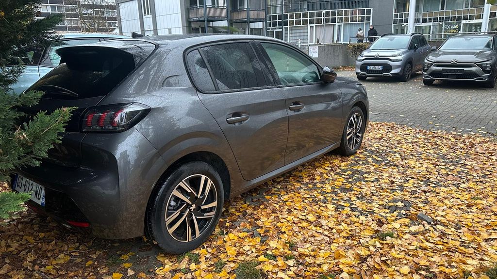 Peugeot 208 5.154 km 14.880 &euro; Rüsselsheim 65428