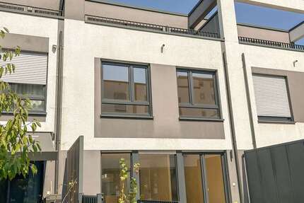 Haus zum Mieten in Maintal 2.150 € 153 m² 5 zimmer